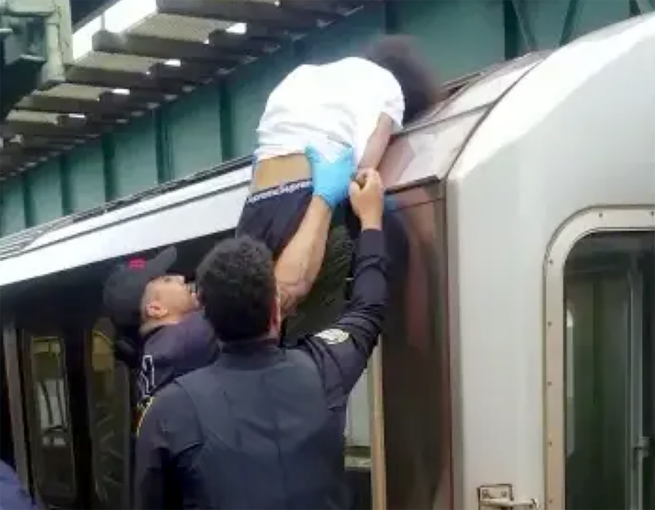 New York, Mỹ: Nhiều người bỏ mạng vì “đu trend” leo nóc tàu điện- Ảnh 1. New York, Mỹ: Nhiều người bỏ mạng vì “đu trend” leo nóc tàu điện- Ảnh 1.