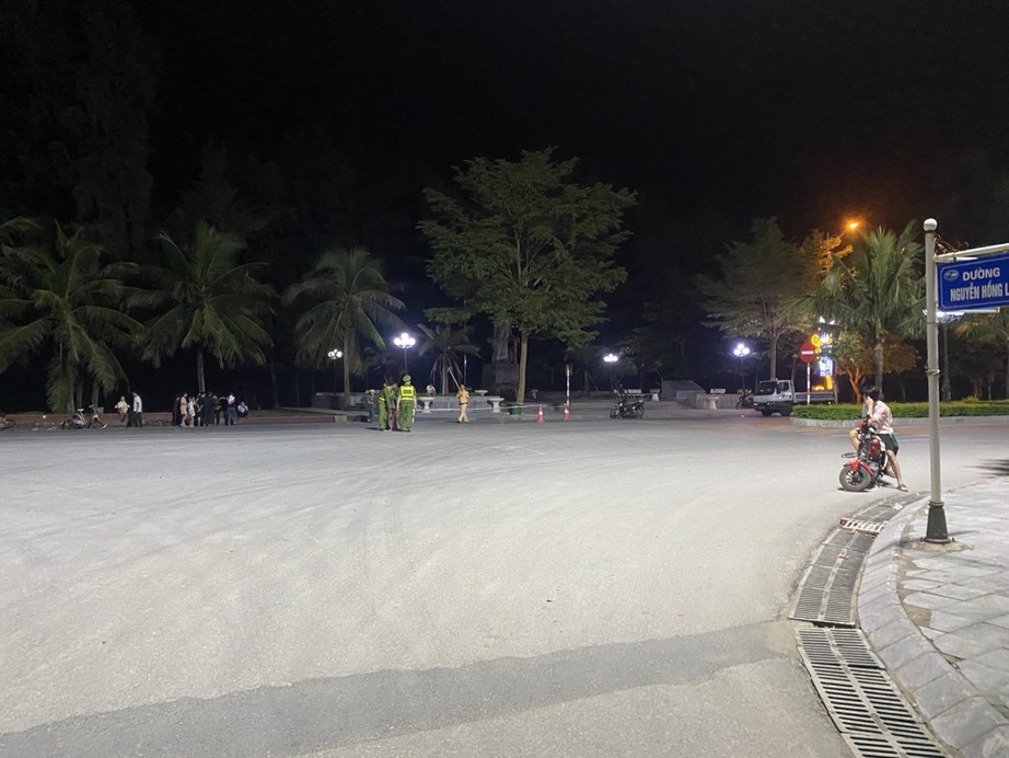 Điều tra vụ nam sinh lớp 10 đi m&ocirc; t&ocirc; g&acirc;y tai nạn khiến hai người nhập viện- Ảnh 1.