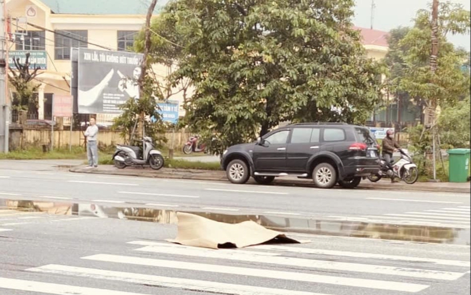 Đi xe đạp sang đường, người phụ nữ bị xe kh&aacute;ch t&ocirc;ng tử vong- Ảnh 1.