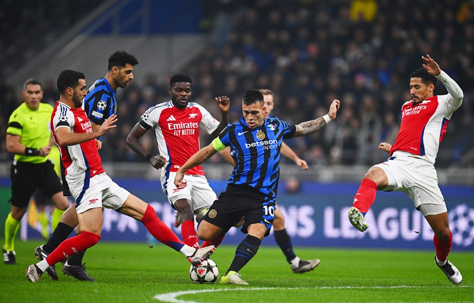 Champions League: Arsenal thua đau tr&ecirc;n đất &Yacute;, Barcelona lại thắng đậm  - Ảnh 1.