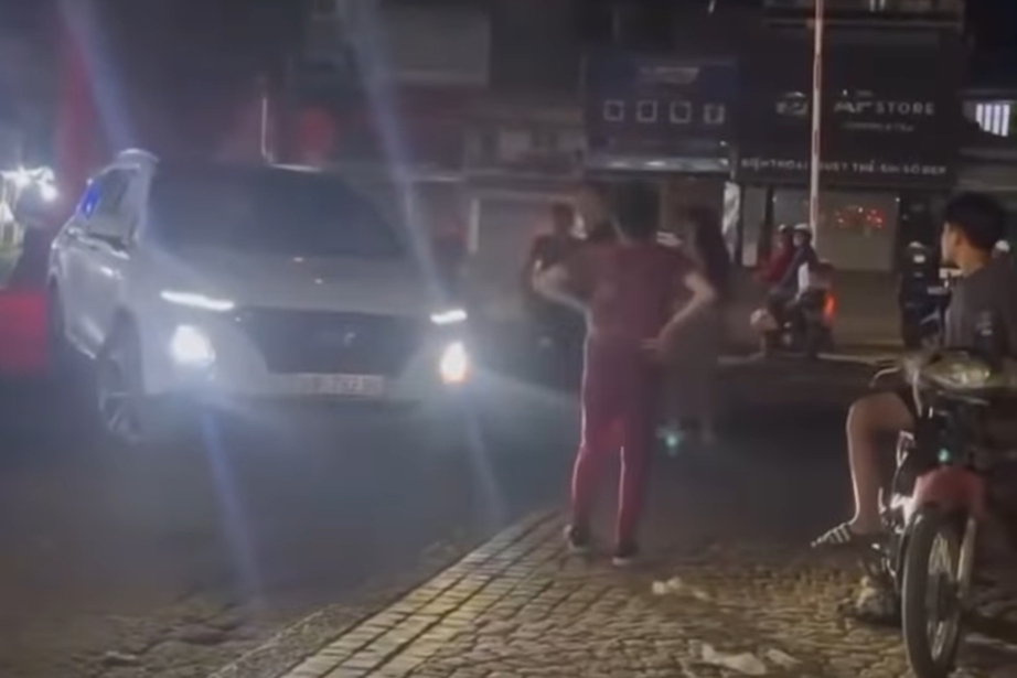 Xử l&yacute; t&agrave;i xế uống rượu l&aacute;i xe, doạ t&ocirc;ng nhiều người trong chợ- Ảnh 2.