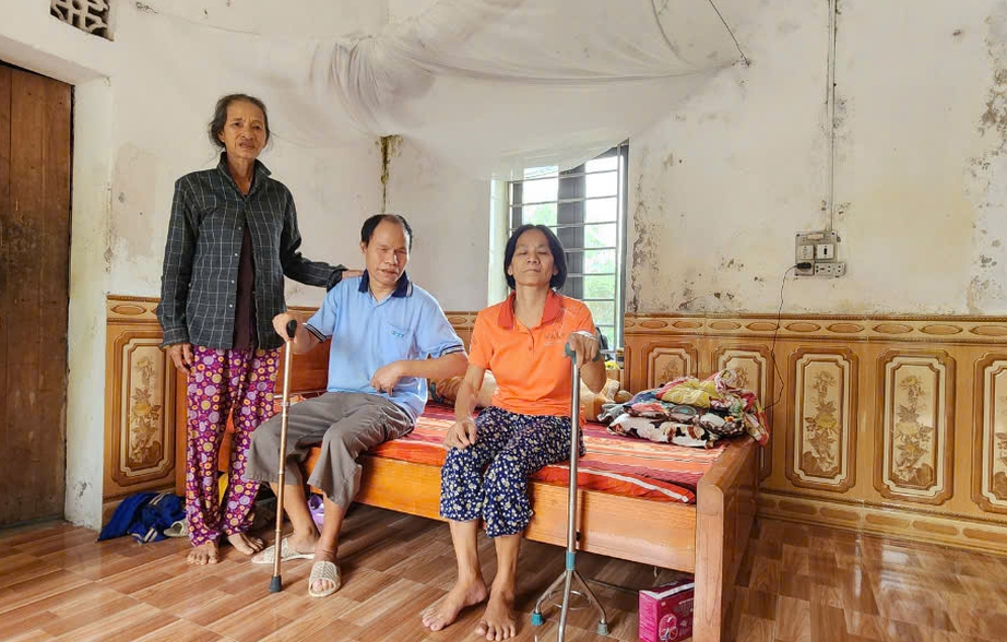 Chồng tử vong do TNGT, cụ b&agrave; nặng g&aacute;nh chăm 2 người khuyết tật- Ảnh 1.