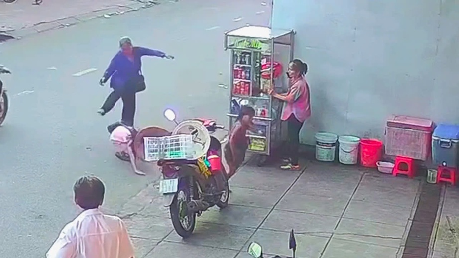 C&ocirc;ng an Vĩnh Long điều tra nghi &aacute;n người đ&agrave;n b&agrave; bạo h&agrave;nh chồng, con giữa chợ- Ảnh 1.