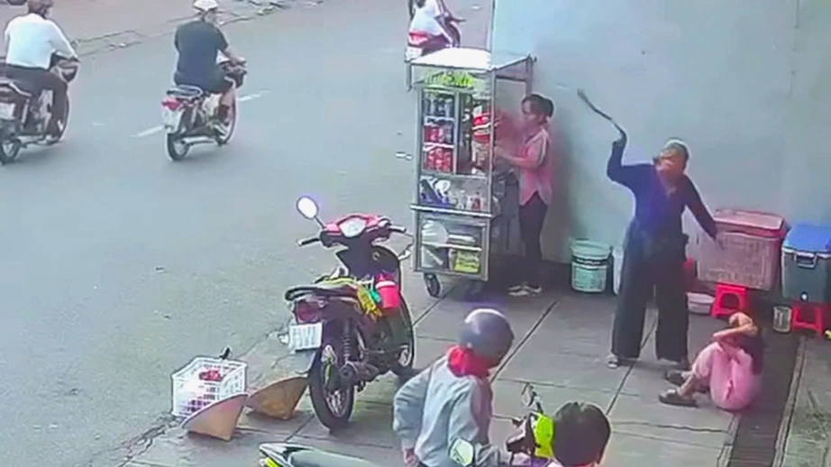 C&ocirc;ng an Vĩnh Long điều tra nghi &aacute;n người đ&agrave;n b&agrave; bạo h&agrave;nh chồng, con giữa chợ- Ảnh 2.