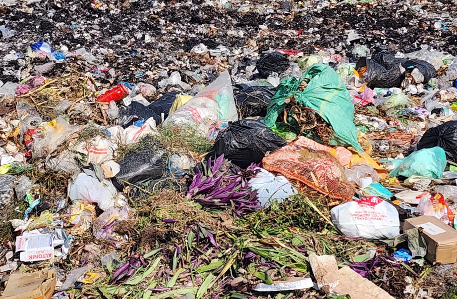 Nhếch nh&aacute;c n&uacute;i r&aacute;c thải b&ecirc;n đường tỉnh 457- Ảnh 2.