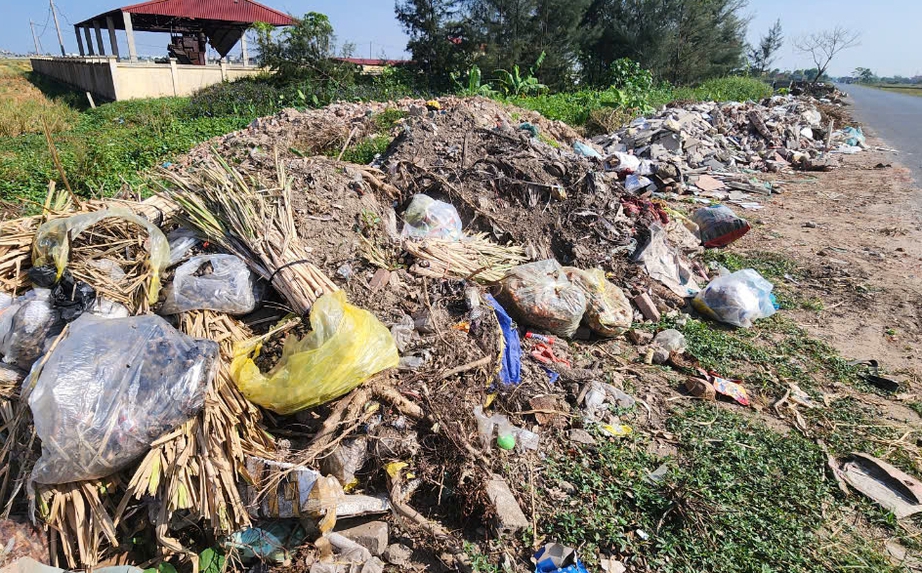 Nhếch nh&aacute;c n&uacute;i r&aacute;c thải b&ecirc;n đường tỉnh 457- Ảnh 1.
