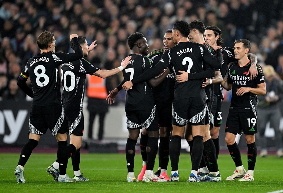 Ngoại hạng Anh: Arsenal nhấn ch&igrave;m West Ham trong trận đấu c&oacute; 7 b&agrave;n thắng - Ảnh 1.