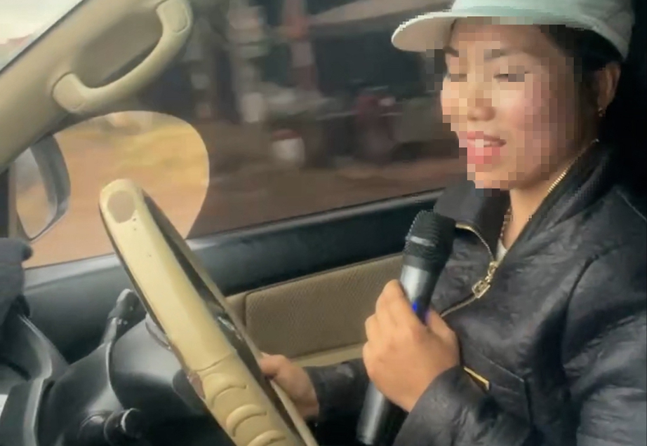 Chủ nh&agrave; h&agrave;ng tiệc cưới một tay l&aacute;i xe, một tay cầm micro h&aacute;t karaoke- Ảnh 1.