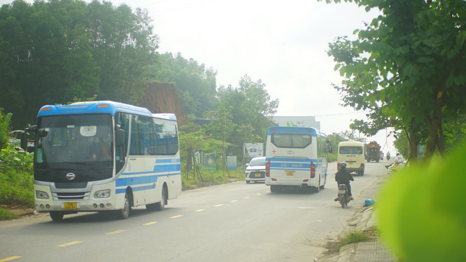 &Ocirc; t&ocirc; tr&aacute;nh &ugrave;n tắc đoạn dự &aacute;n cao tốc H&ograve;a Li&ecirc;n - T&uacute;y Loan, đường huyện oằn m&igrave;nh g&aacute;nh tải- Ảnh 2.