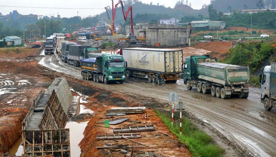 &Ocirc; t&ocirc; tr&aacute;nh &ugrave;n tắc đoạn dự &aacute;n cao tốc H&ograve;a Li&ecirc;n - T&uacute;y Loan, đường huyện oằn m&igrave;nh g&aacute;nh tải- Ảnh 3.