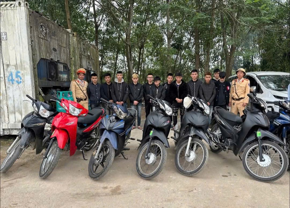 12 thanh ni&ecirc;n chạy xe bạt mạng, n&aacute;o loạn đường phố đi đ&oacute;n bạn ra t&ugrave;- Ảnh 1.