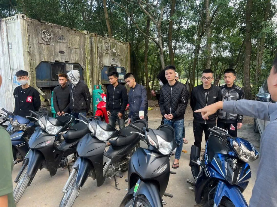 12 thanh ni&ecirc;n chạy xe bạt mạng, n&aacute;o loạn đường phố đi đ&oacute;n bạn ra t&ugrave;- Ảnh 2.