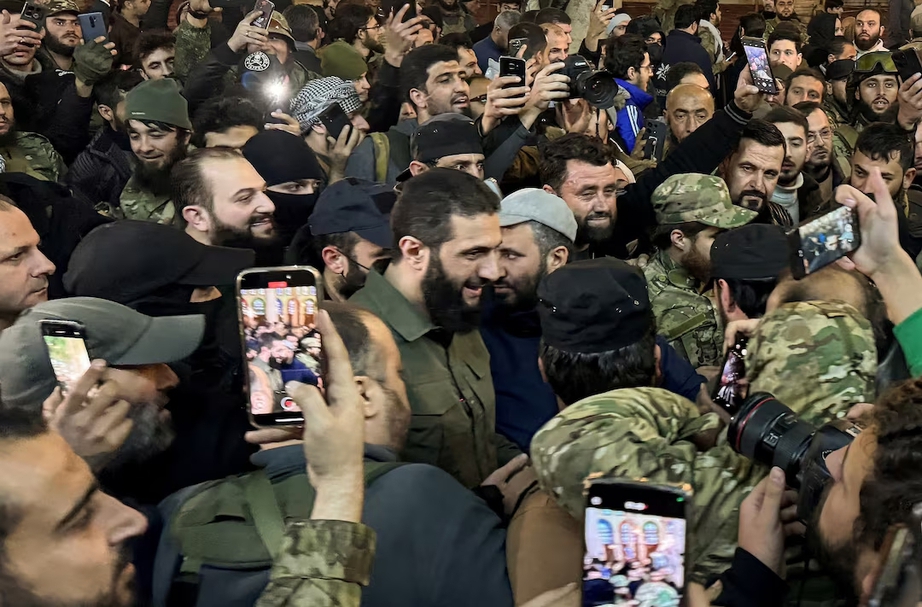 Thủ lĩnh phe đối lập Syria tuy&ecirc;n bố giải t&aacute;n qu&acirc;n đội, đ&oacute;ng cửa nh&agrave; t&ugrave;- Ảnh 1.