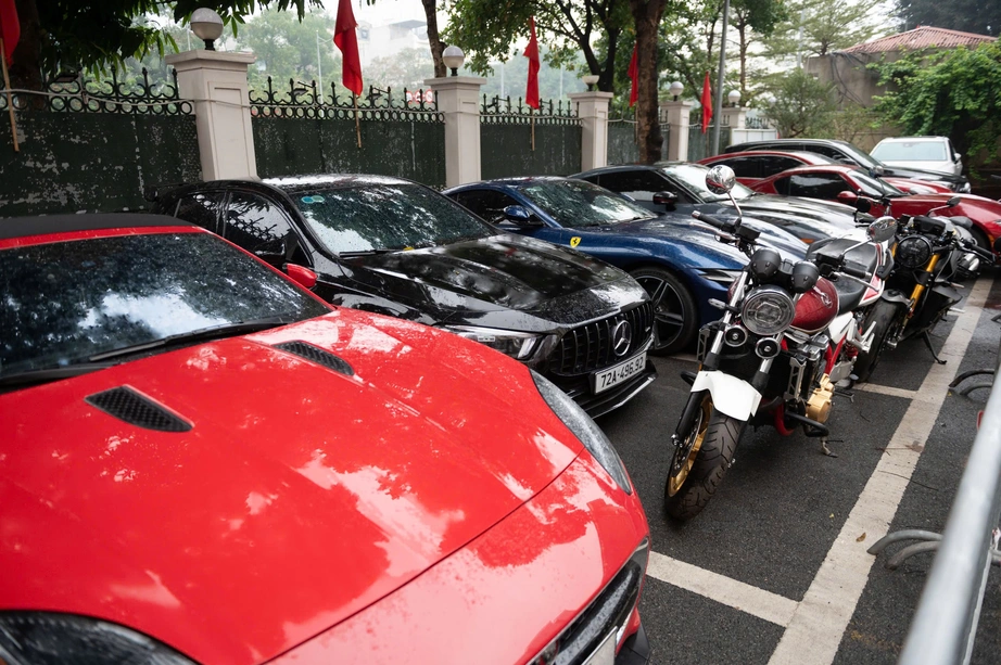 Cận cảnh si&ecirc;u xe Rolls-Royce, Lamborghini v&agrave; h&agrave;ng trăm kg v&agrave;ng li&ecirc;n quan TikToker Mr Pips- Ảnh 2.