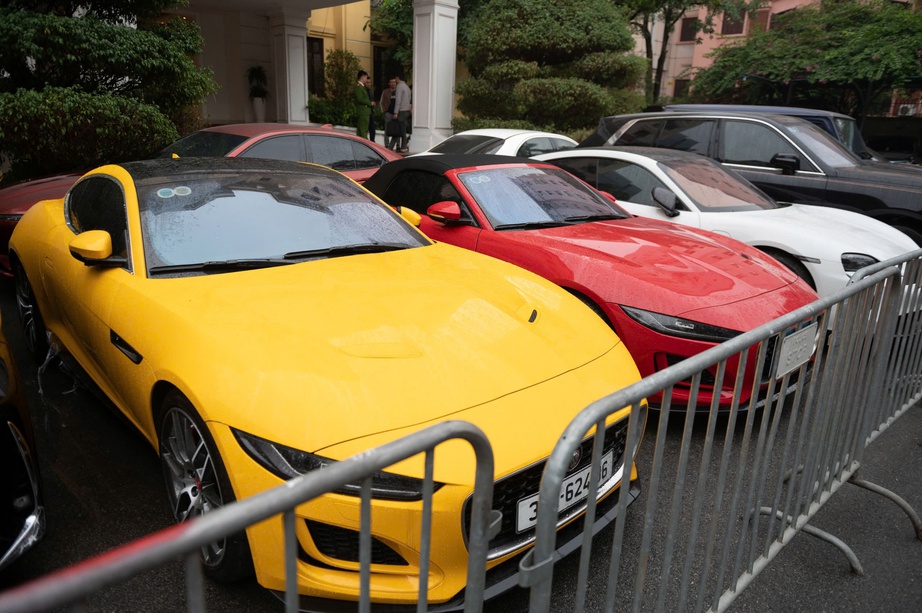 Cận cảnh si&ecirc;u xe Rolls-Royce, Lamborghini v&agrave; h&agrave;ng trăm kg v&agrave;ng li&ecirc;n quan TikToker Mr Pips- Ảnh 1.