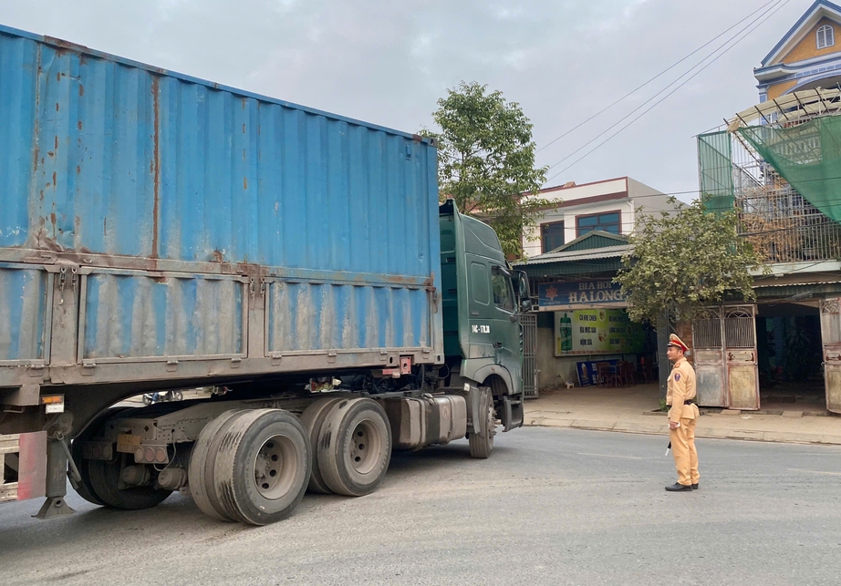 Quảng Ninh: Dự &aacute;n đường ống nước ngập bụi, g&acirc;y mất ATGT- Ảnh 5.