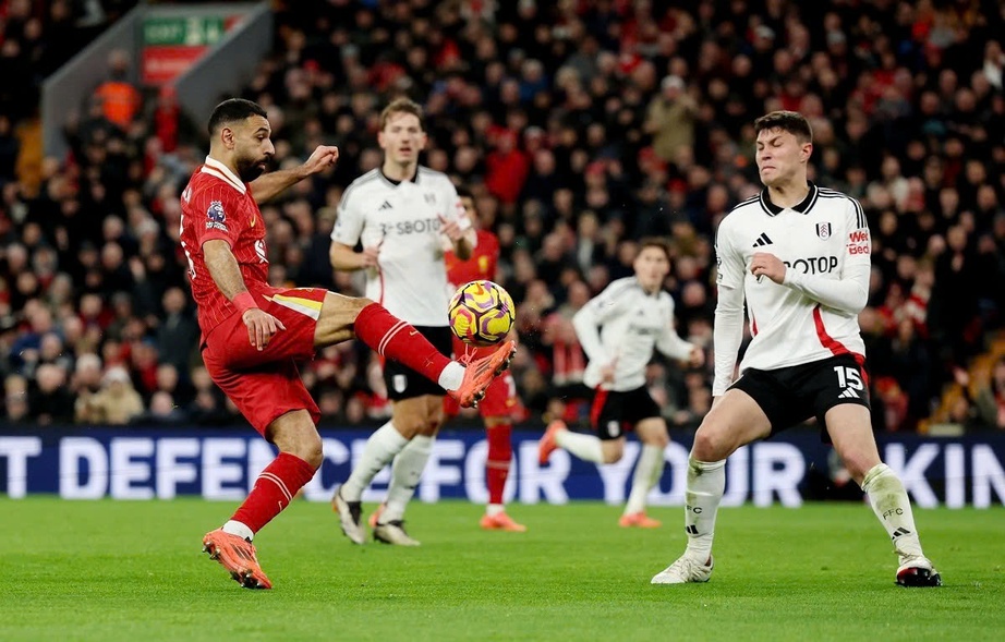 Ngoại hạng Anh: Chơi thiếu người hơn 70 ph&uacute;t, Liverpool vẫn su&yacute;t thắng Fulham - Ảnh 1.