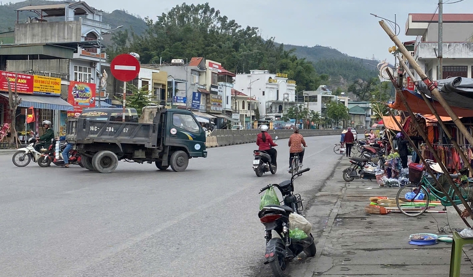Chợ "hết đ&aacute;t" vẫn hoạt động, tiểu thương tr&agrave;n ra quốc lộ 18- Ảnh 3.