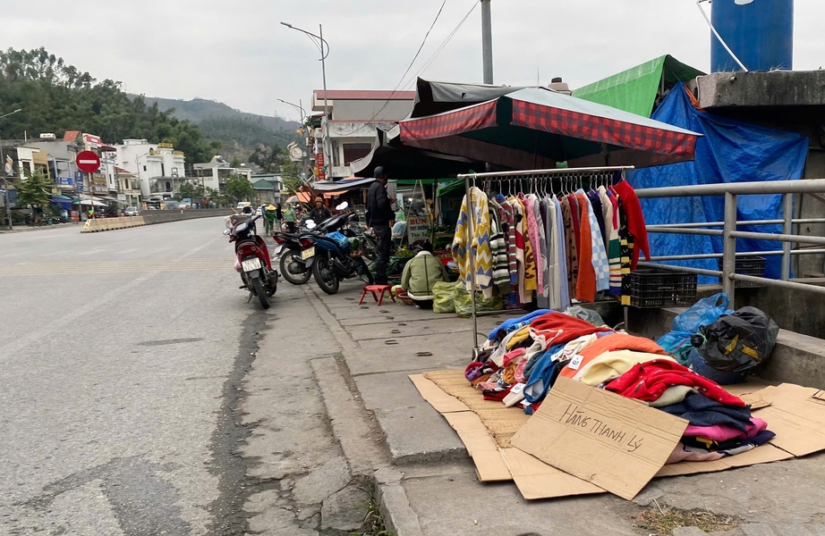 Chợ "hết đ&aacute;t" vẫn hoạt động, tiểu thương tr&agrave;n ra quốc lộ 18- Ảnh 1.