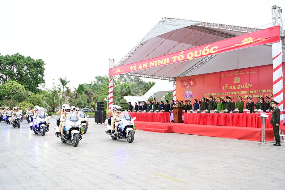 Công an Hải Phòng, Hải Dương tăng cường xử lý tội phạm đường phố dịp Tết- Ảnh 2. Công an Hải Phòng, Hải Dương tăng cường xử lý tội phạm đường phố dịp Tết- Ảnh 2.