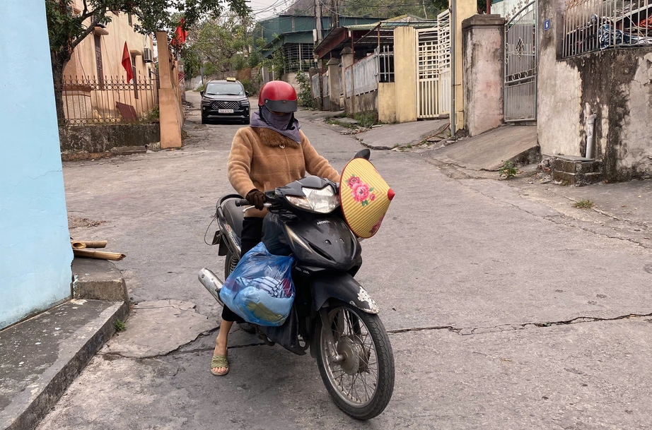 Gần trăm hộ d&acirc;n hồ hởi về nh&agrave; sau 3 th&aacute;ng phải di dời v&igrave; sạt trượt- Ảnh 5.