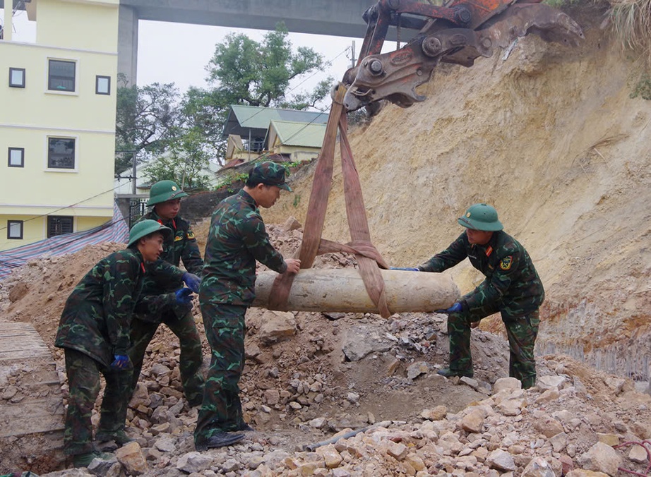 Quảng Ninh: Di dời th&agrave;nh c&ocirc;ng quả bom nặng gần 230kg s&oacute;t lại thời chiến tranh chống Mỹ- Ảnh 1.