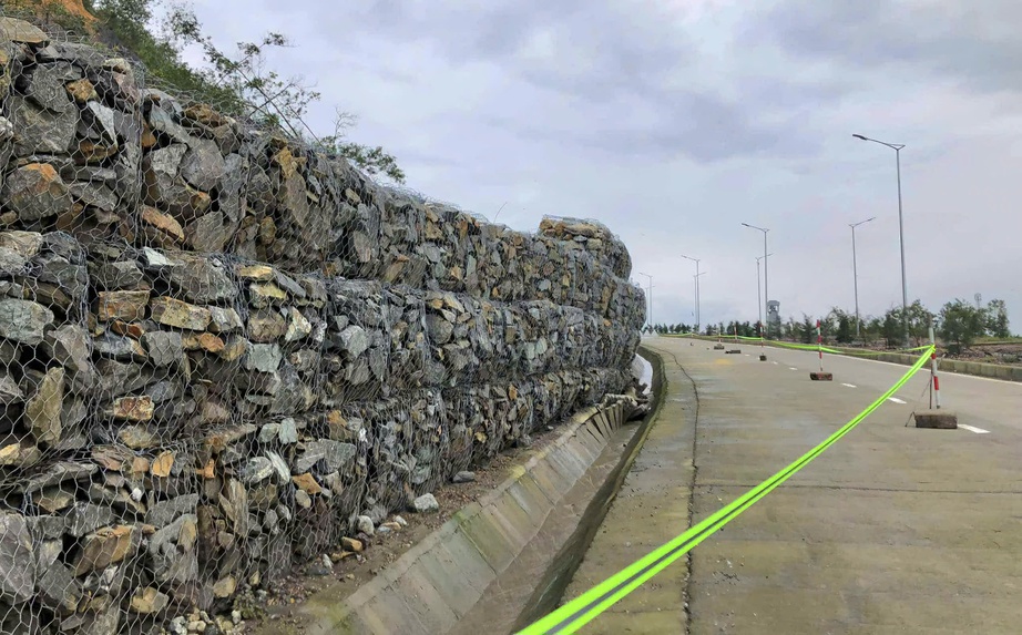 Nỗ lực khắc phục sạt lở tr&ecirc;n đường v&agrave;nh đai ngh&igrave;n tỷ ở Đ&agrave; Nẵng- Ảnh 8.