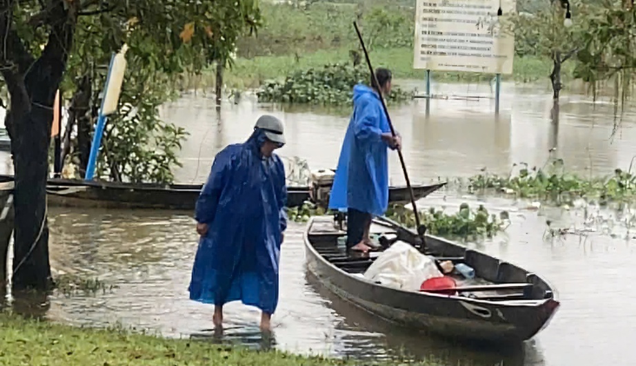 Lật ghe tr&ecirc;n s&ocirc;ng ở Quảng Nam, 2 mẹ con tử vong- Ảnh 1.