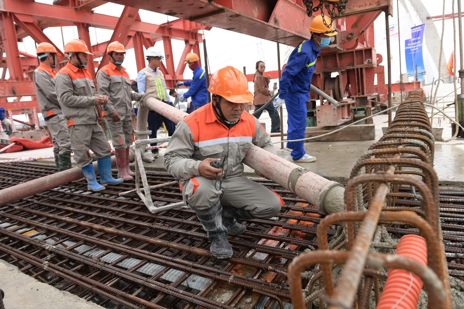 Hợp long cầu d&acirc;y văng 1.200 tỷ bắc qua s&ocirc;ng Đ&agrave;o ở Nam Định- Ảnh 1.
