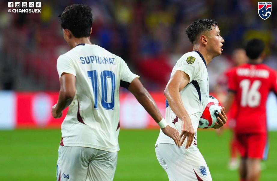 AFF Cup 2024: Th&aacute;i Lan v&agrave;o b&aacute;n kết sau m&agrave;n ngược d&ograve;ng kh&oacute; tin trước Singapore- Ảnh 1.