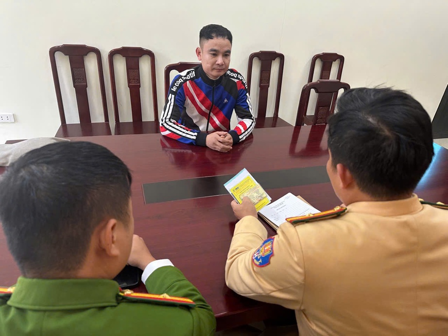 Vụ xe Mercedes dừng ngược chiều tr&ecirc;n đường: Tước giấy ph&eacute;p, phạt tiền t&agrave;i xế- Ảnh 1.