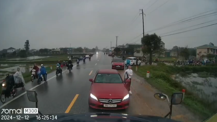 Vụ xe Mercedes dừng ngược chiều tr&ecirc;n đường: Tước giấy ph&eacute;p, phạt tiền t&agrave;i xế- Ảnh 2.