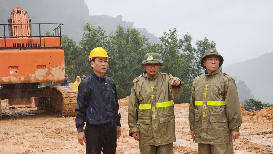 Nhiều khối đ&aacute; lớn sụt trượt chắn đường cản tiến độ th&ocirc;ng xe đ&egrave;o Kh&aacute;nh L&ecirc;- Ảnh 1.