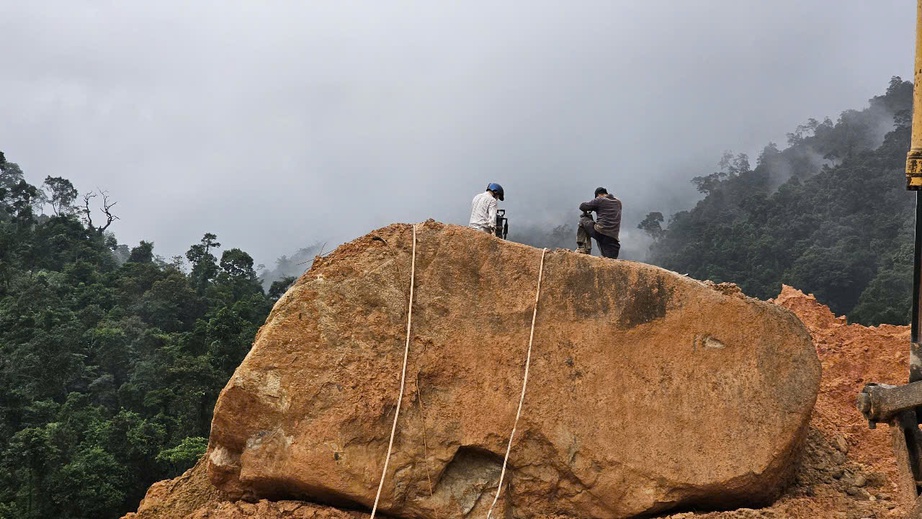 Nhiều khối đ&aacute; lớn sụt trượt chắn đường cản tiến độ th&ocirc;ng xe đ&egrave;o Kh&aacute;nh L&ecirc;- Ảnh 2.