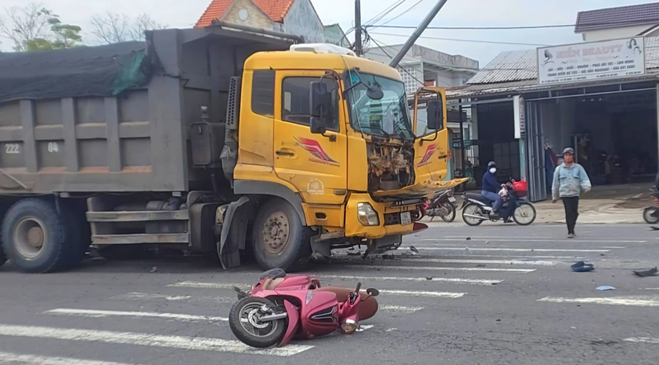 Xe tải va chạm xe m&aacute;y, đ&acirc;m hỏng biển b&aacute;o v&agrave; hộ lan mềm tr&ecirc;n QL1A qua Quảng Nam- Ảnh 1.