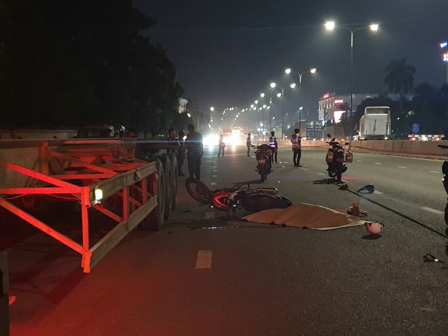 B&igrave;nh Dương: Xe m&aacute;y t&ocirc;ng đu&ocirc;i xe đầu k&eacute;o, 2 người thương vong- Ảnh 1.