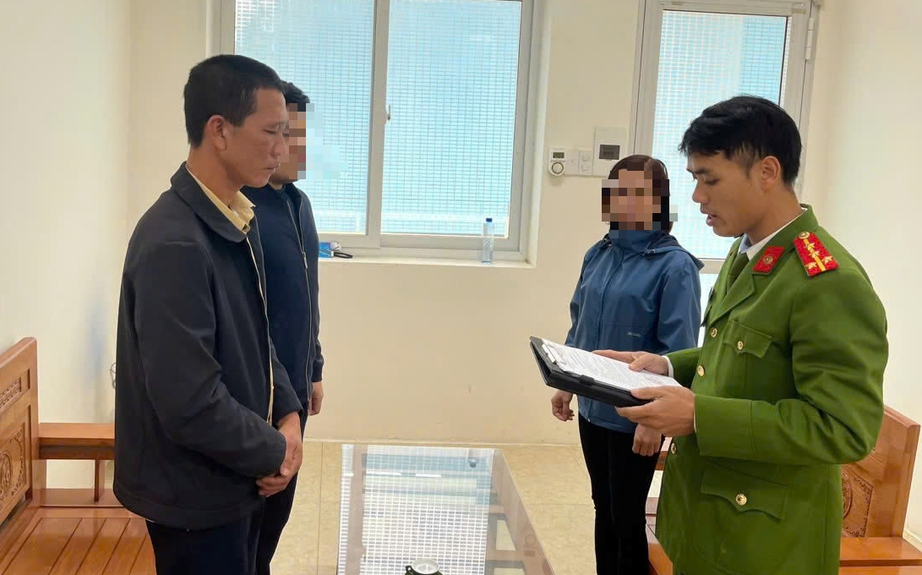 Khởi tố, bắt giam người chồng đập n&aacute;t điện thoại của vợ l&uacute;c c&atilde;i nhau- Ảnh 1.
