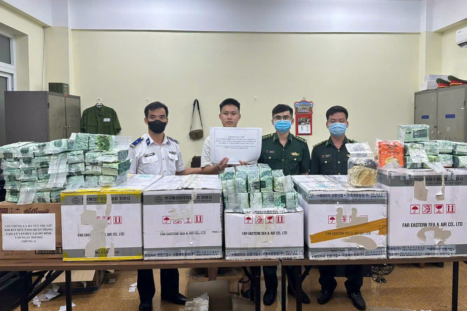 Triệt ph&aacute; đường d&acirc;y lợi dụng tuyến xe kh&aacute;ch Nghệ An - H&agrave; Nội vận chuyển ma t&uacute;y- Ảnh 2.