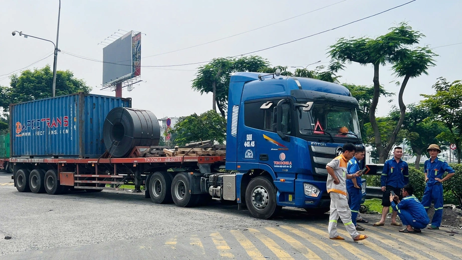 TP.HCM: Tai nạn tr&ecirc;n cầu vượt S&oacute;ng Thần, hai người thương vong- Ảnh 2.