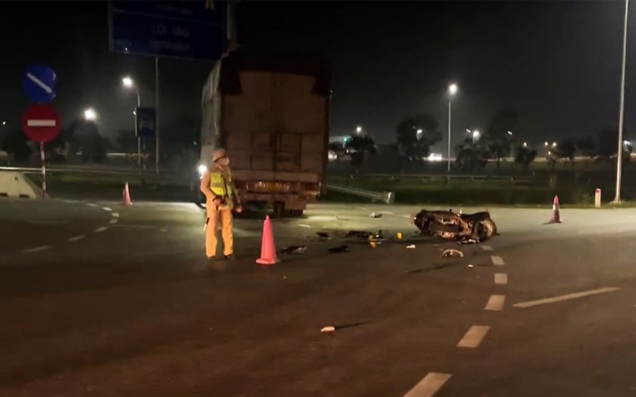 Hai người tử vong khi va chạm với xe tải tại n&uacute;t giao cao tốc Diễn Ch&acirc;u - B&atilde;i Vọt- Ảnh 1.