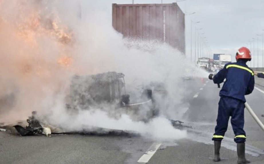 Xe đầu k&eacute;o bốc ch&aacute;y dữ dội tr&ecirc;n cao tốc TP.HCM - Long Th&agrave;nh - Dầu Gi&acirc;y- Ảnh 1.