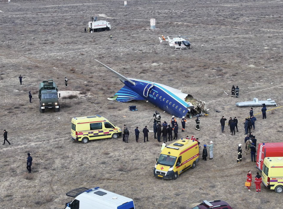 Khoảnh khắc m&aacute;y bay chở &iacute;t nhất 67 người bị rơi, nổ như quả cầu lửa tại Kazakhstan- Ảnh 2.