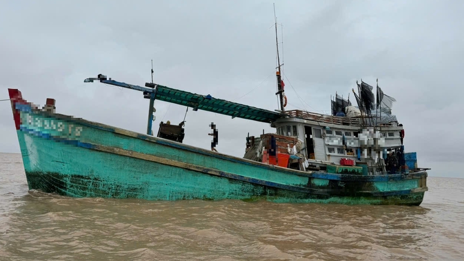 Ứng cứu 5 thuyền vi&ecirc;n ch&igrave;m t&agrave;u tr&ecirc;n v&ugrave;ng biển C&agrave; Mau- Ảnh 1.