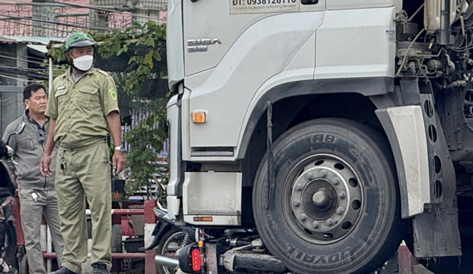 Va chạm giữa xe đạp điện v&agrave; xe đầu k&eacute;o một thiếu ni&ecirc;n bị thương nặng- Ảnh 1.