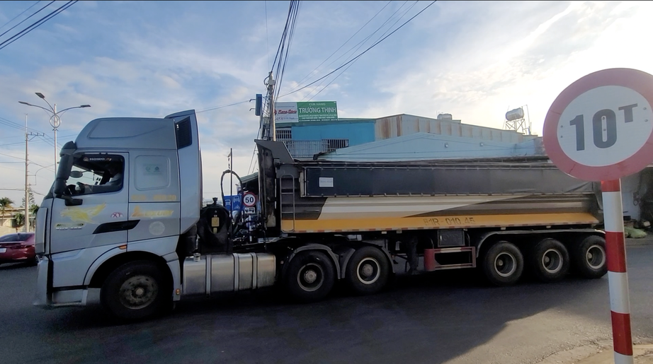 Gia Lai chỉ đạo l&agrave;m r&otilde; vụ xe qu&aacute; tải v&agrave;o đường cấm TP Pleiku- Ảnh 1.