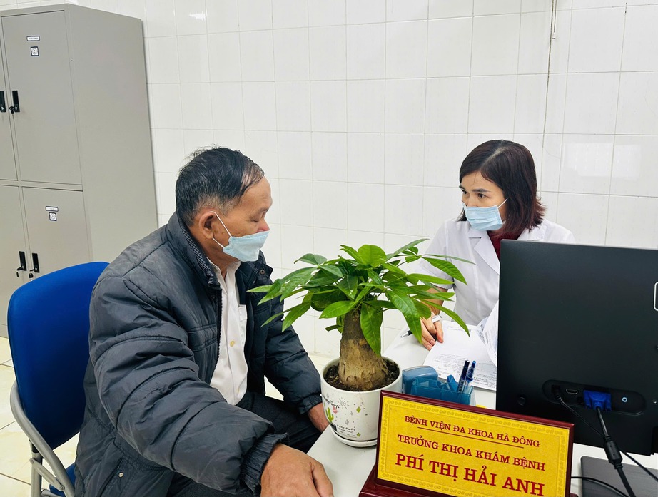 Người gi&agrave;, trẻ nhỏ kh&ograve; kh&egrave; v&igrave; thời tiết chuyển lạnh- Ảnh 1.