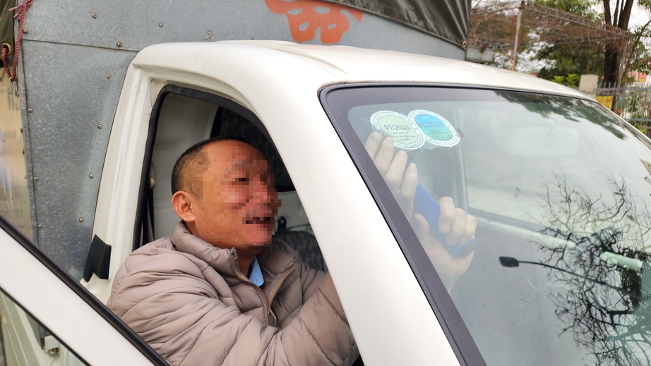 &Ocirc; t&ocirc; c&ograve;n ph&iacute; đường bộ, đi đăng kiểm c&oacute; cần nộp th&ecirc;m?- Ảnh 1.