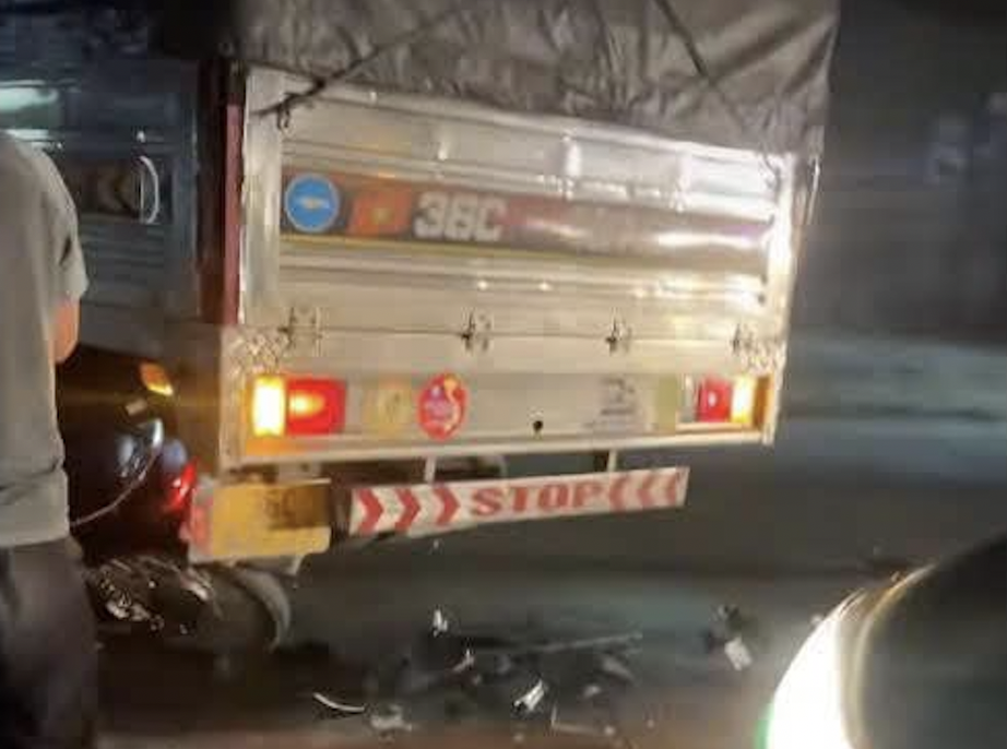 Nam thanh niên chở 3 cô gái tông vào xe tải, 1 người tử vong- Ảnh 1. Nam thanh niên chở 3 cô gái tông vào xe tải, 1 người tử vong- Ảnh 1.