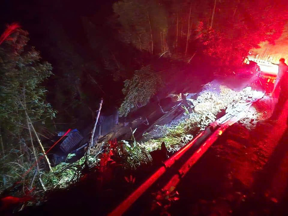 Xe đầu k&eacute;o rơi xuống vực đoạn QL49 qua Huế, t&agrave;i xế bị thương nặng- Ảnh 1.