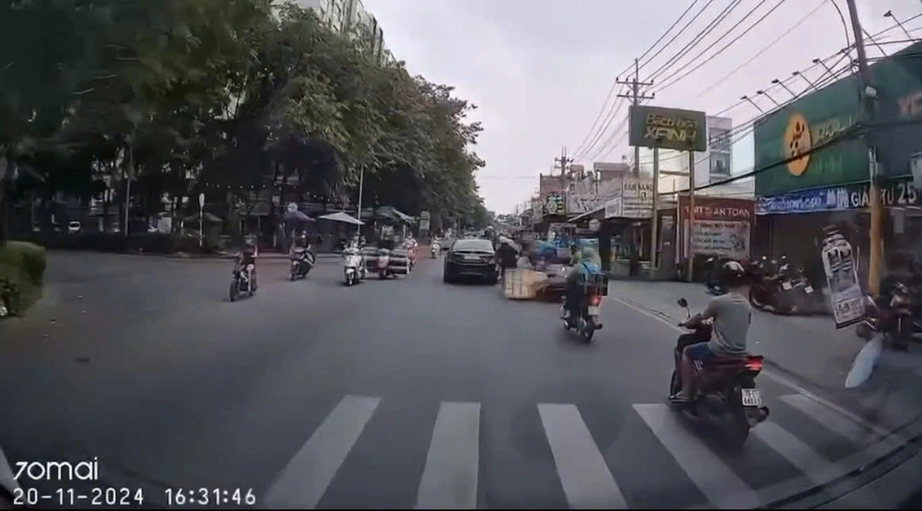 Xử phạt thanh ni&ecirc;n "tung cước" khiến người chở h&agrave;ng ng&atilde; s&otilde;ng so&agrave;i giữa đường- Ảnh 1.